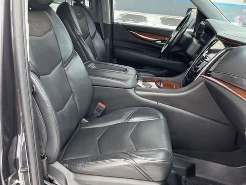 Used 2018 Cadillac Escalade Luxury image 11