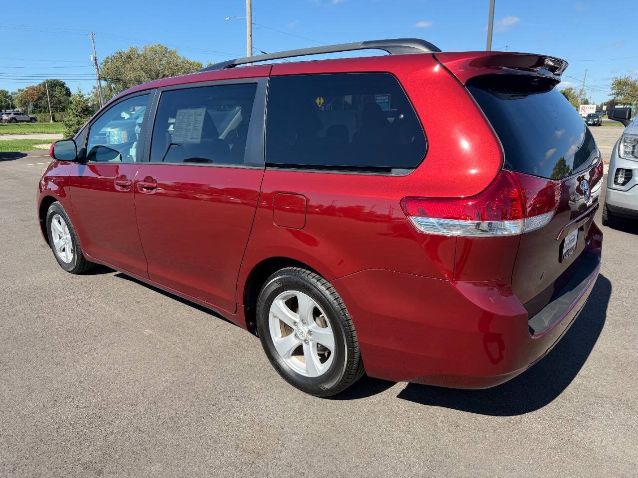 Used 2013 Toyota Sienna LE w/ Towing Pkg FWD image 3