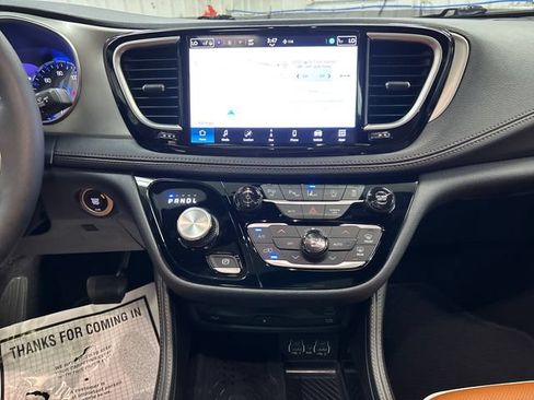Used 2025 Chrysler Pacifica Pinnacle w/ Trailer Tow Group FWD image 24