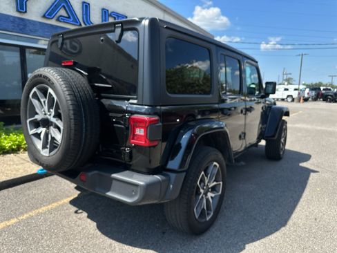 Used 2024 Jeep Wrangler Unlimited w/ Convenience Group AWD/4WD image 4