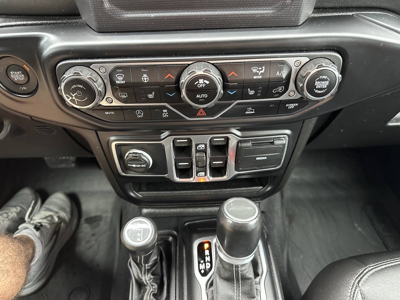 Used 2020 Jeep Gladiator Overland w/ Cold Weather Group AWD/4WD image 19
