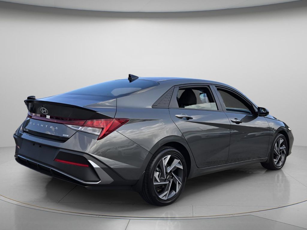 Certified 2025 Hyundai Elantra SEL FWD image 8
