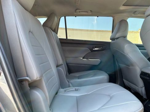 Used 2023 Toyota Highlander XLE FWD image 17