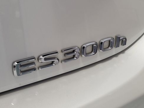 Certified 2025 Lexus ES 300h w/ Premium Package image 6