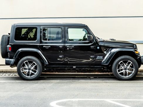 Used 2024 Jeep Wrangler Unlimited AWD/4WD image 9