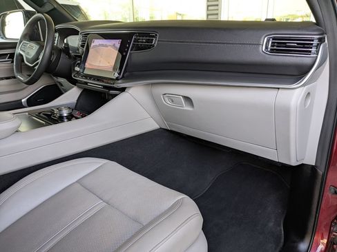 Used 2025 Jeep Wagoneer L 4WD image 13