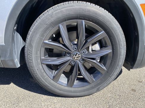 Used 2023 Volkswagen Tiguan SE w/ Panoramic Sunroof Package FWD image 11