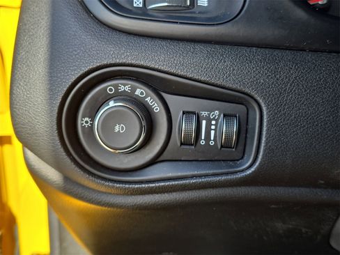 Used 2015 Jeep Renegade Latitude image 19