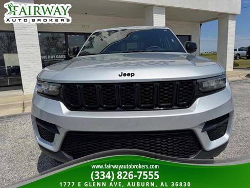 Used 2025 Jeep Grand Cherokee Altitude image 3