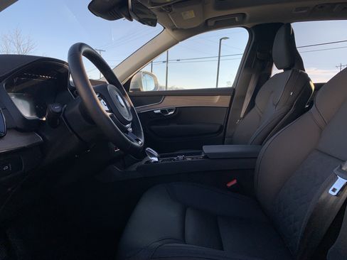 Used 2025 Volvo XC90 B5 Plus image 16