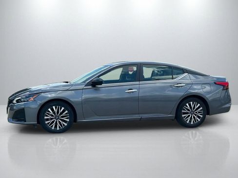 Used 2025 Nissan Altima 2.5 SV FWD image 8