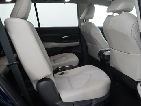 Used 2025 Toyota Grand Highlander AWD image 14