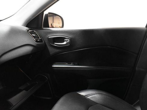 Used 2019 Jeep Compass Latitude FWD image 19