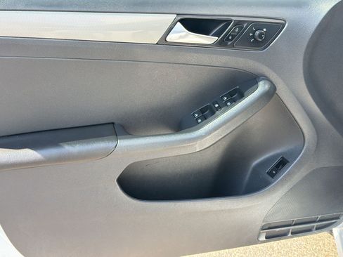 Used 2017 Volkswagen Jetta SE FWD image 12