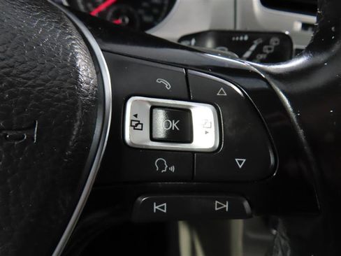 Used 2016 Volkswagen Golf S image 21