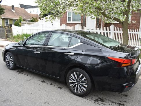 Used 2025 Nissan Altima 2.5 SV FWD image 9