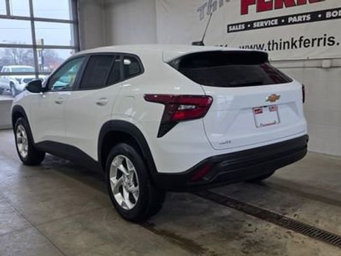 Used 2024 Chevrolet Trax LS w/ LS Convenience Package image 3