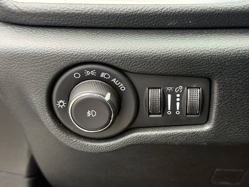 Used 2025 Chrysler Pacifica Limited FWD image 8