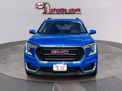 Used 2024 GMC Terrain SLE w/ Driver Convenience Package FWD image 8