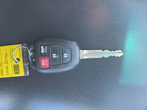 Used 2014 Toyota Camry SE w/ Moonroof Package image 34