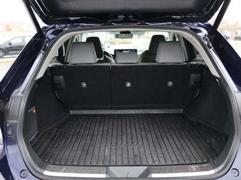 Used 2022 Toyota Venza XLE image 9