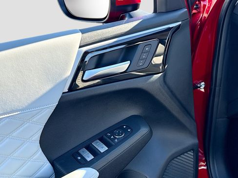 New 2025 Mitsubishi Outlander SEL image 8