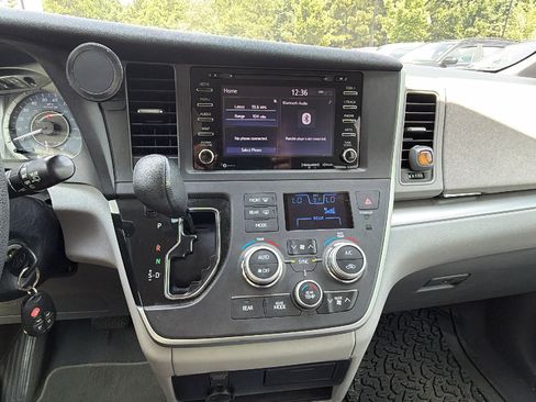 Used 2020 Toyota Sienna LE FWD image 31