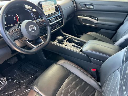 Used 2023 Nissan Pathfinder Platinum FWD image 12