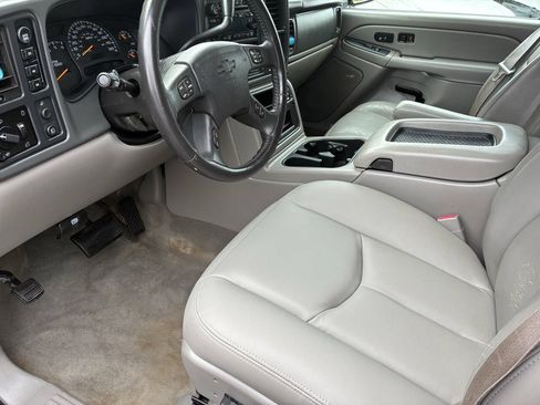 Used 2005 Chevrolet Avalanche Z71 w/ Preferred Equipment Group AWD/4WD image 15