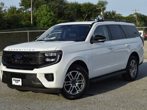 New 2025 Ford Expedition Active image 1