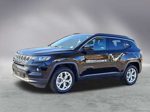 Used 2024 Jeep Compass Latitude image 3