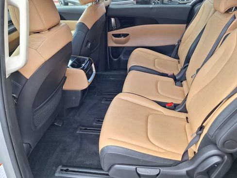 Used 2024 Kia Carnival EX FWD image 11