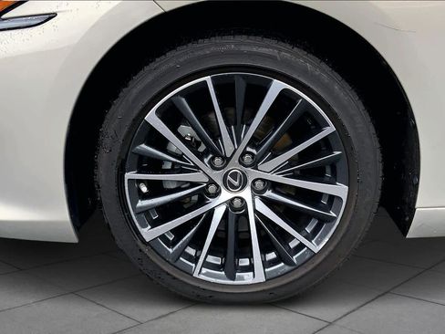 Certified 2024 Lexus ES 350 w/ Premium Package image 10