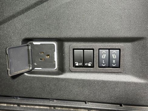 Used 2024 Chevrolet Tahoe High Country w/ Advanced Technology Package AWD/4WD image 34