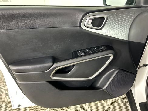 Used 2025 Kia Soul LX w/ LX Technology Package FWD image 11