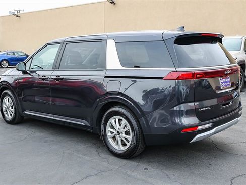 Used 2024 Kia Carnival LX image 4