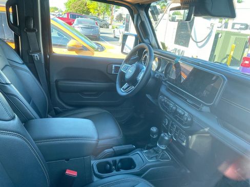 Used 2024 Jeep Wrangler Unlimited Sahara w/ Technology Group AWD/4WD image 4