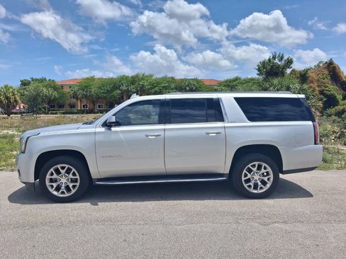Used 2017 GMC Yukon XL SLT w/ Open Road Package RWD image 1