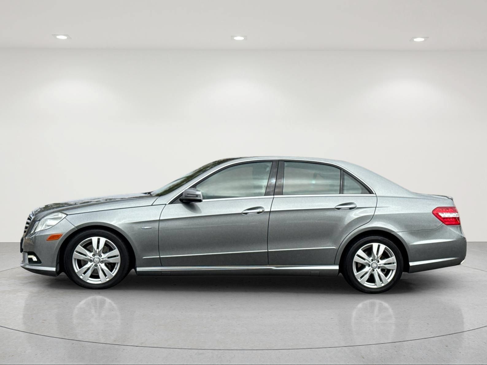 Used 2011 Mercedes-Benz E 350 BlueTEC Sedan image 3