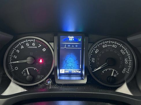 Used 2023 Toyota Tacoma TRD Off-Road w/ Technology Package AWD/4WD image 12