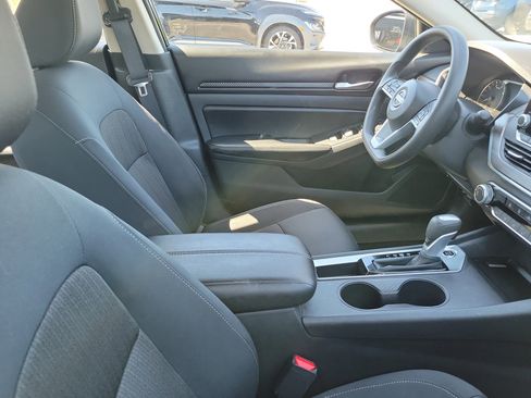 Used 2025 Nissan Altima 2.5 SV FWD image 10