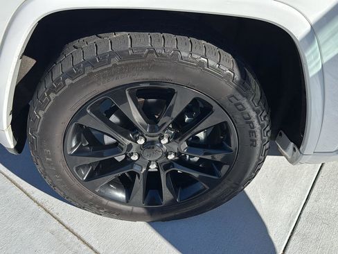 Used 2019 Jeep Grand Cherokee Altitude image 32