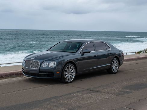 Used 2018 Bentley Flying Spur V8 image 1