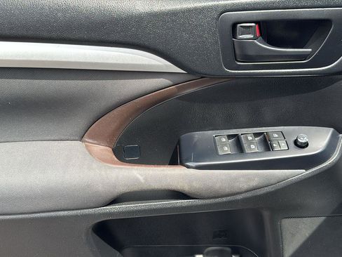 Used 2018 Toyota Highlander LE image 11