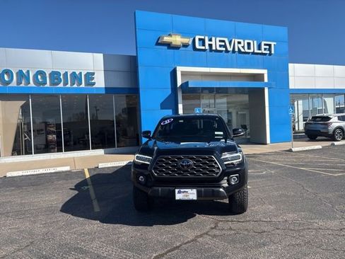 Used 2022 Toyota Tacoma TRD Off-Road image 2