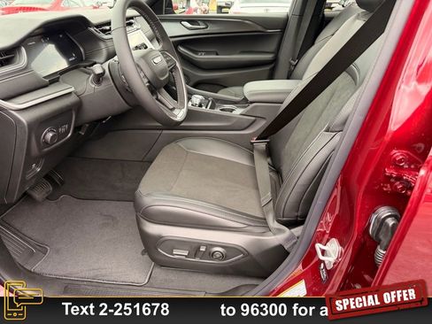 New 2025 Jeep Grand Cherokee Altitude image 7