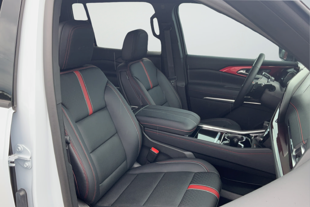 New 2026 Chevrolet Traverse RS w/ LPO, Floor Liner Package FWD image 17
