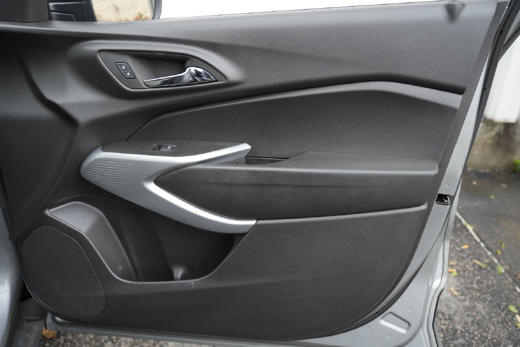 Used 2025 Chevrolet Trax RS w/ Driver Confidence Package FWD image 32