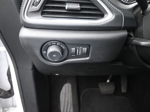 Used 2025 Chrysler Pacifica Limited image 31