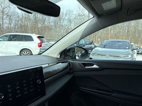 Certified 2025 Volkswagen Taos SE image 23